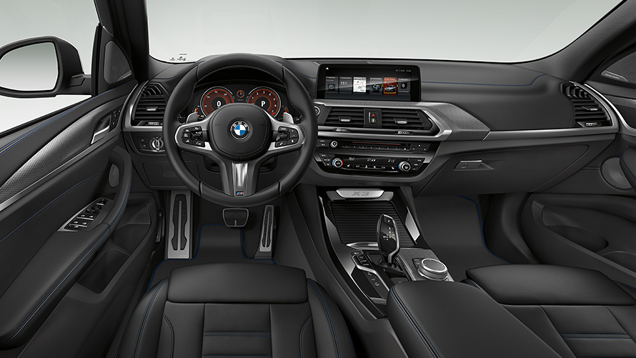 Interior do BMW X3 M40i M Performance, visão do painel e volante Interior do BMW X3 M40i M Performance, visão do painel e volante
